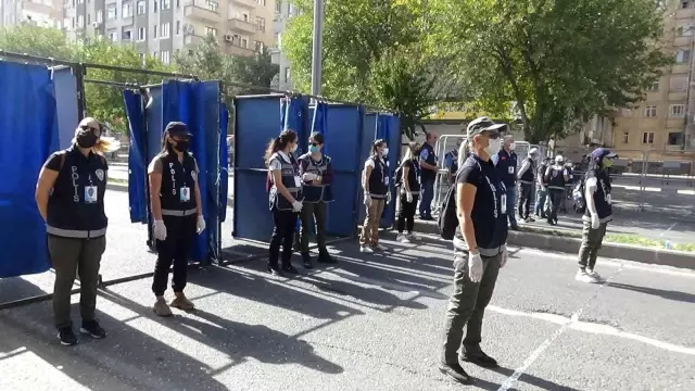 Kadın polisler, kadınlar için yapılan mitingde kuş uçurtmadılar