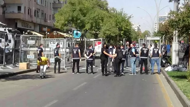 Kadın polisler, kadınlar için yapılan mitingde kuş uçurtmadılar