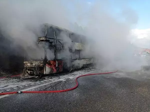 İKİ KATLI OTOBÜS ALEV ALEV YANDI