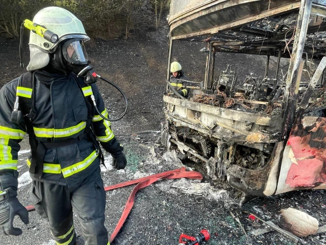 Düzce'de boş yolcu otobüsü yanarak kullanılamaz hale geldi