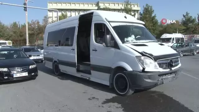 Elazığ'da minibüs ile otomobil çarpıştı: 2 yaralı