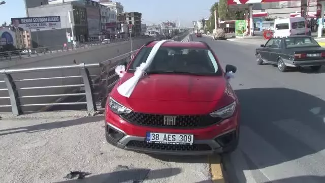 Elazığ'da minibüs ile otomobil çarpıştı: 2 yaralı