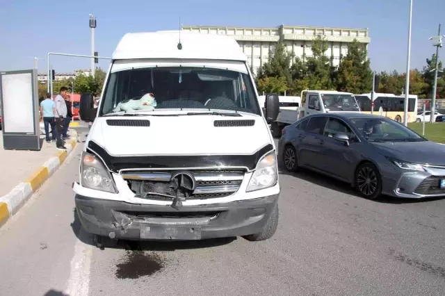 Elazığ'da minibüs ile otomobil çarpıştı: 2 yaralı