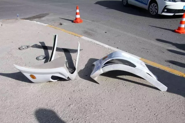 Elazığ'da minibüs ile otomobil çarpıştı: 2 yaralı