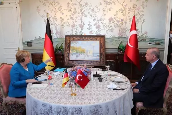 Cumhurbaşkanı Erdoğan, Merkel'e hemşehrisinin yaptığı Ortaköy tablosunu ikram etti