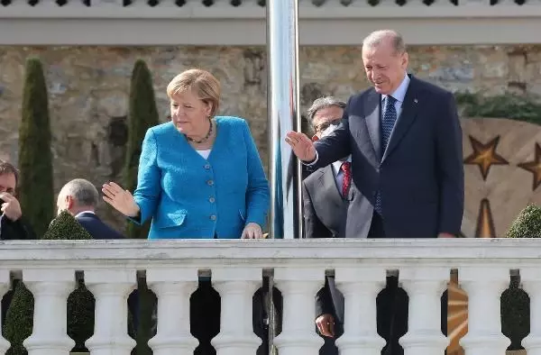 Erdoğan Merkel'e Huber Köşkü'nün balkonundan Boğaz'ı anlattı