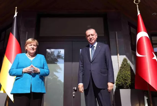 Cumhurbaşkanı Erdoğan, veda ziyareti için Türkiye'ye gelen Merkel'e Huber Köşkü balkonundan İstanbul'u anlattı