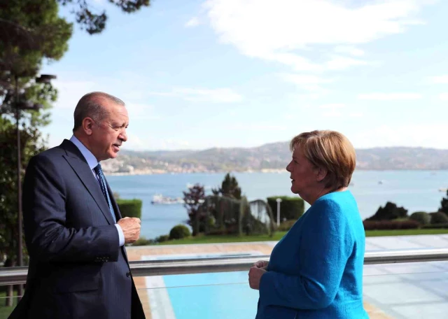 Cumhurbaşkanı Erdoğan, veda ziyareti için Türkiye'ye gelen Merkel'e Huber Köşkü balkonundan İstanbul'u anlattı