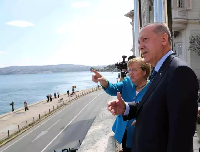 Cumhurbaşkanı Erdoğan, veda ziyareti için Türkiye'ye gelen Merkel'e Huber Köşkü balkonundan İstanbul'u anlattı