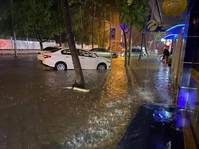 Fethiye'de sağanak yağış etkili oldu