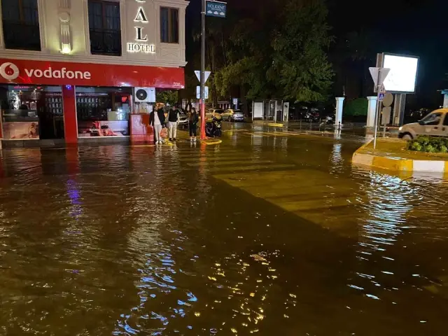 Fethiye'de sağanak yağış etkili oldu