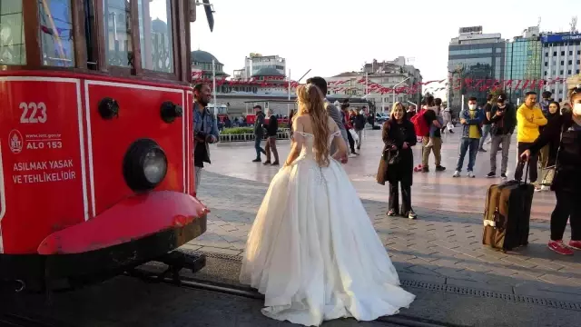 Taksim'de gelinin fotoğraf çekiminde kaza ucuz atlatıldı