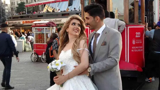 Taksim'de gelinin fotoğraf çekiminde kaza ucuz atlatıldı