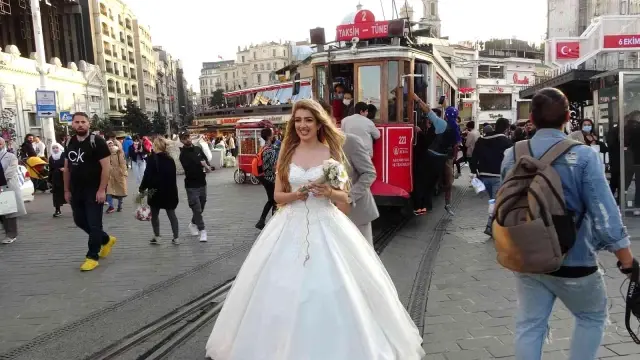 Taksim'de gelinin fotoğraf çekiminde kaza ucuz atlatıldı