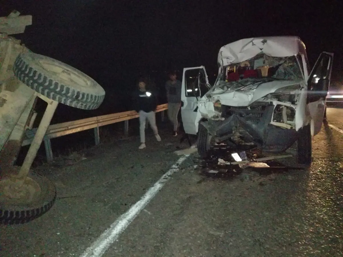 Giresun'da minibüsün traktör römorkuna çarptığı kazada 3 kişi yaralandı