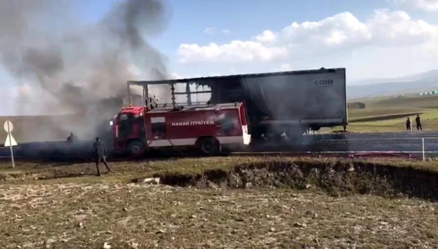 Gürcistan'a giden Azerbaycan plakalı Tır seyir halindeyken yandı