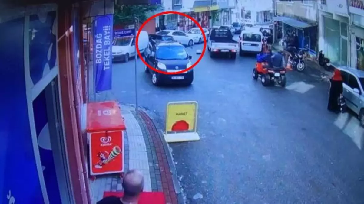 Frenleri tutmayan otomobil önce seyir halindeki motosiklete, ardından park halindeki araçlara çarptı