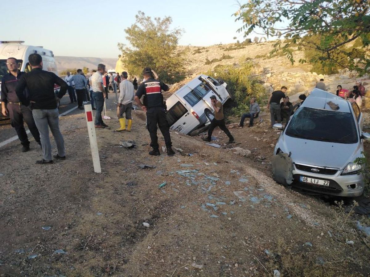 Gaziantep'te minibüsle otomobilin çarpıştığı kazada can pazarı yaşandı: 2'si ağır 12 yaralı