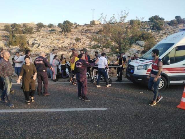 Gaziantep'te minibüs ile otomobilin çarpıştığı kazada can pazarı yaşandı: 2'si ağır 12 yaralı