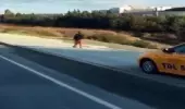 Kaldırımdan giden yayadan kornayla yol isteyen taksiciye 864 lira ceza kesildi