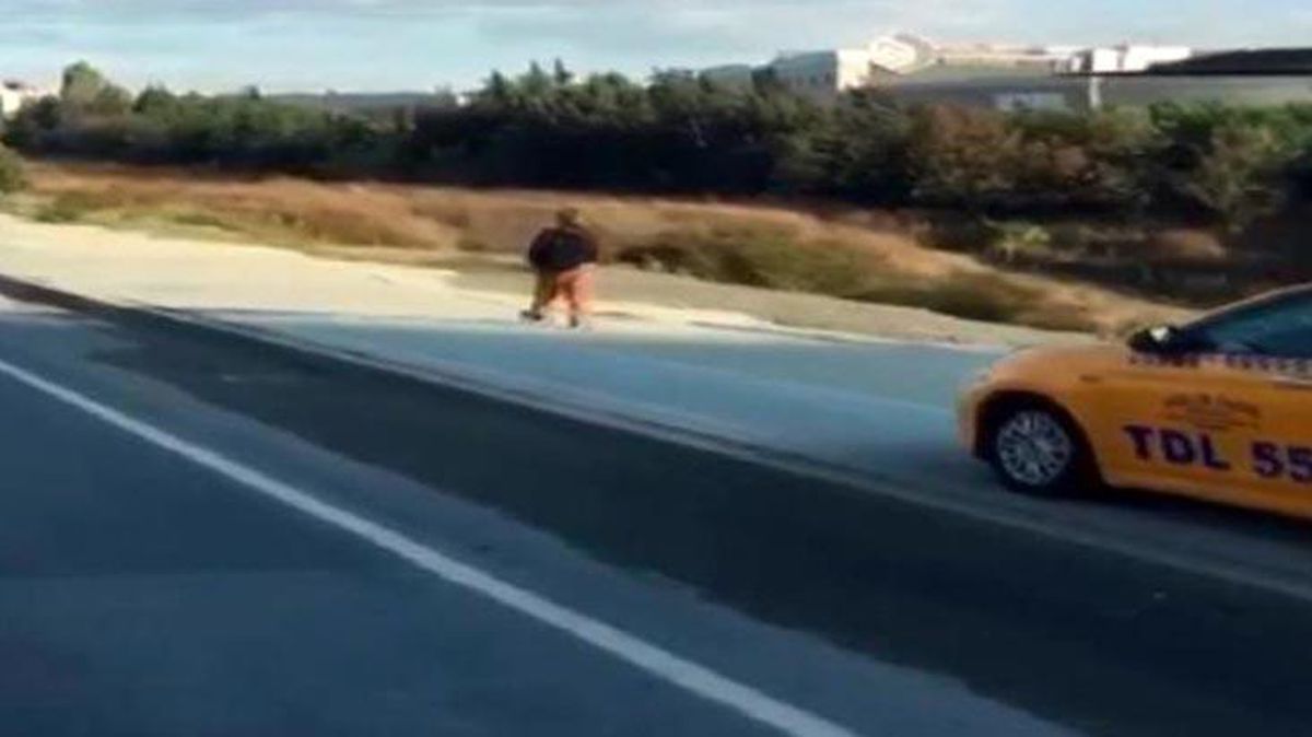 Kaldırımdan giden yayadan kornayla yol isteyen taksiciye 864 lira ceza kesildi