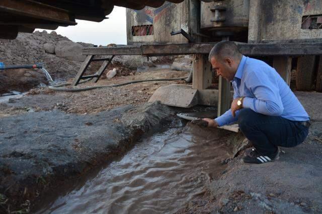 Siverek'in yıldızı Koçali daha yanılmadı! Elindeki asasıyla işaret ettiği yerden sular fışkırıyor