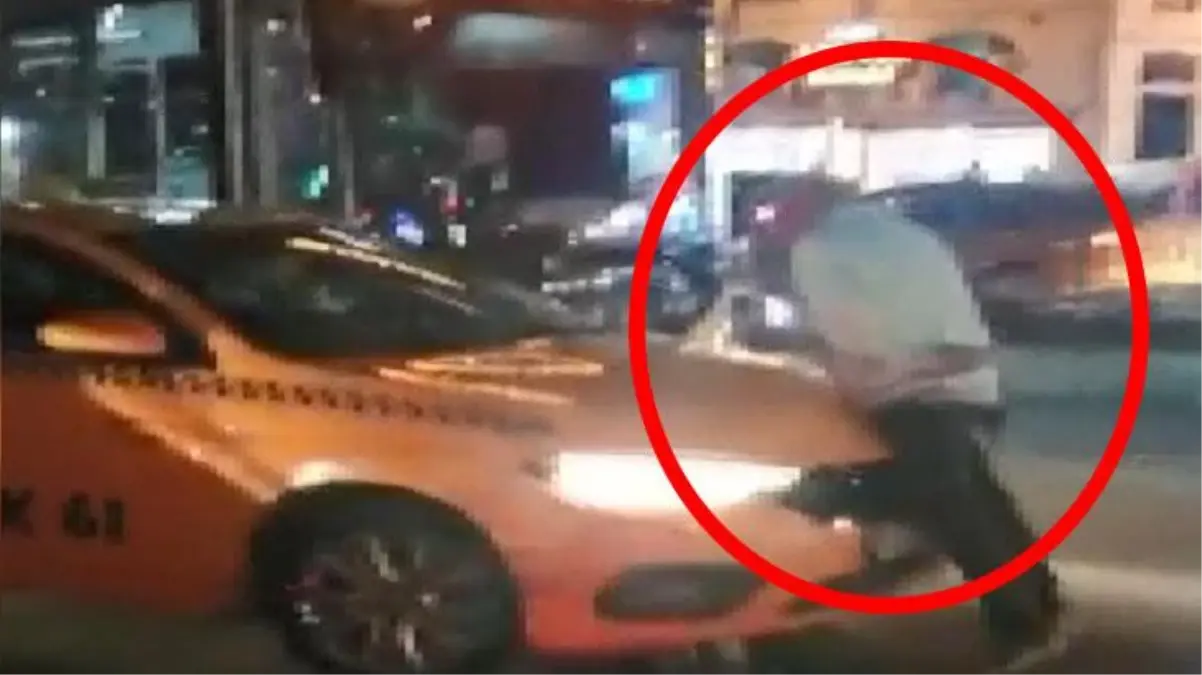 Vatandaş artık çileden çıktı! Kendisini almayan taksinin üstüne çıkıp isyan etti