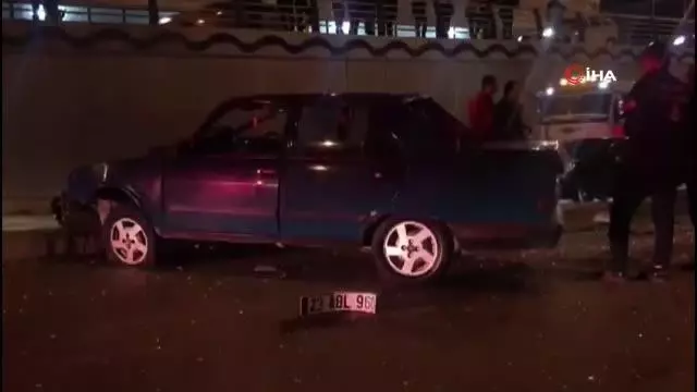 Hafif ticari araç il otomobil çarpıştı: 4 yaralı