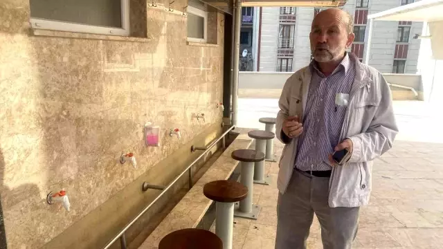Son dakika: Kağıthane'de abdest alacakmış gibi yapıp muslukları çalan hırsızlar kamerada