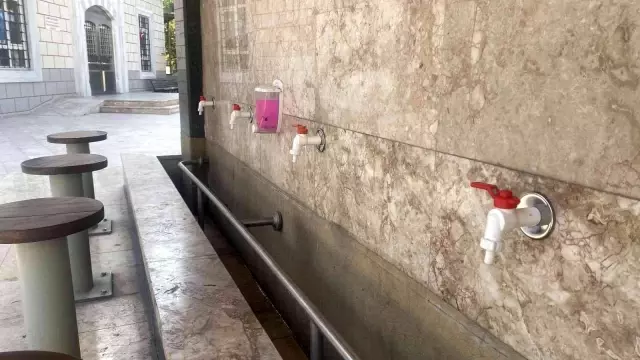 Son dakika: Kağıthane'de abdest alacakmış gibi yapıp muslukları çalan hırsızlar kamerada