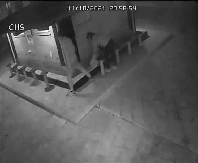 Son dakika: Kağıthane'de abdest alacakmış gibi yapıp muslukları çalan hırsızlar kamerada