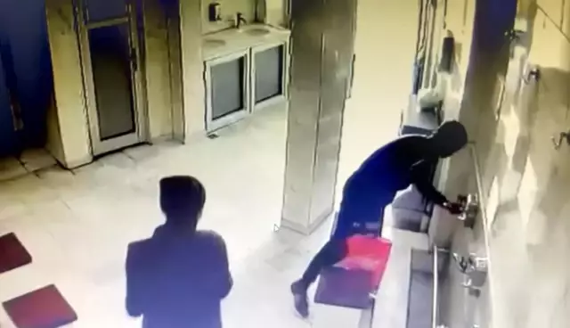 Son dakika: Kağıthane'de abdest alacakmış gibi yapıp muslukları çalan hırsızlar kamerada