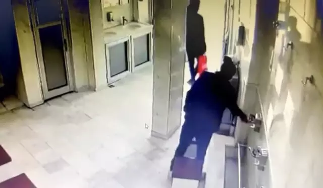 Son dakika: Kağıthane'de abdest alacakmış gibi yapıp muslukları çalan hırsızlar kamerada