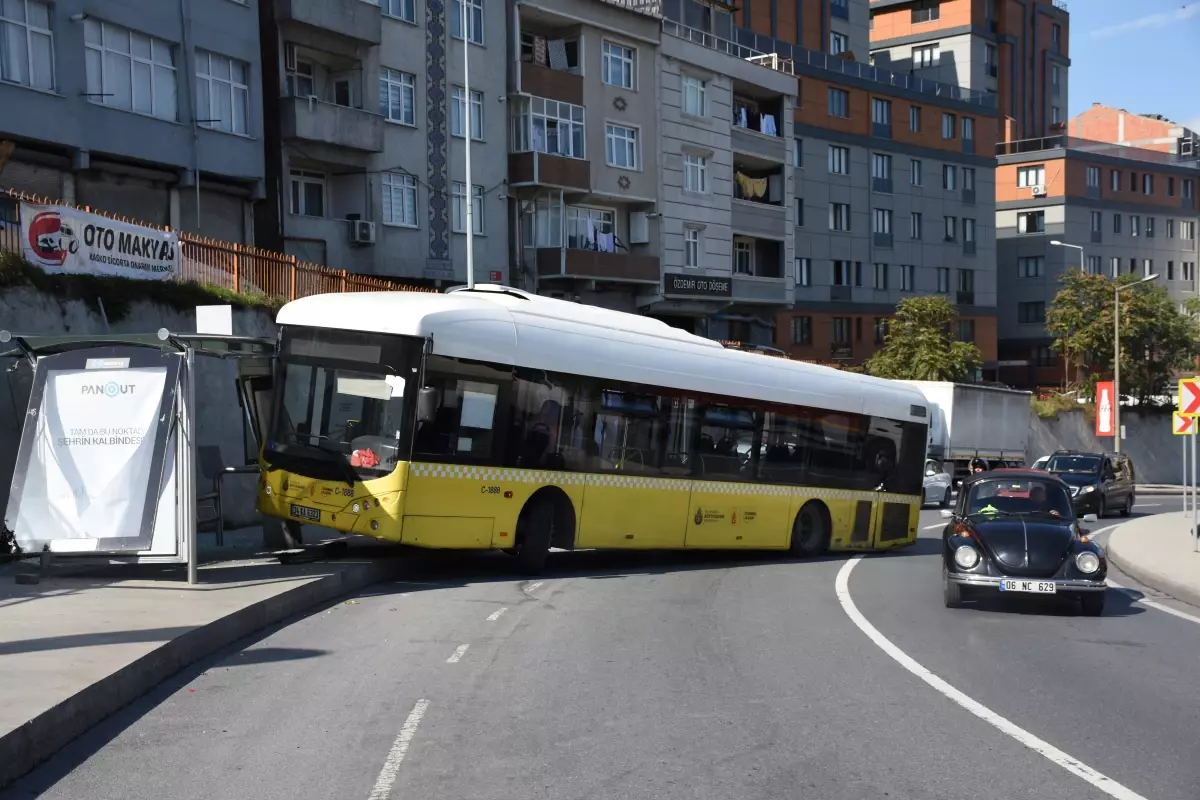Kağıthane'de İETT otobüsü durağa çarptı