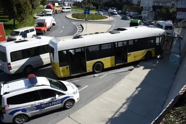 Kağıthane'de İETT otobüsü durağa çarptı