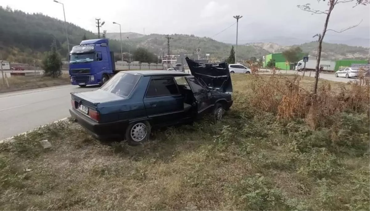 Karabük'te refüje çıkan otomobildeki 2 kişi yaralandı