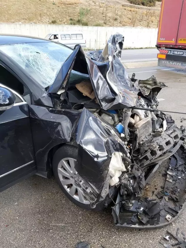 Karşı şeride geçen ticari araç, otomobile çarpıp bariyerlerde asılı kaldı: 3 yaralı