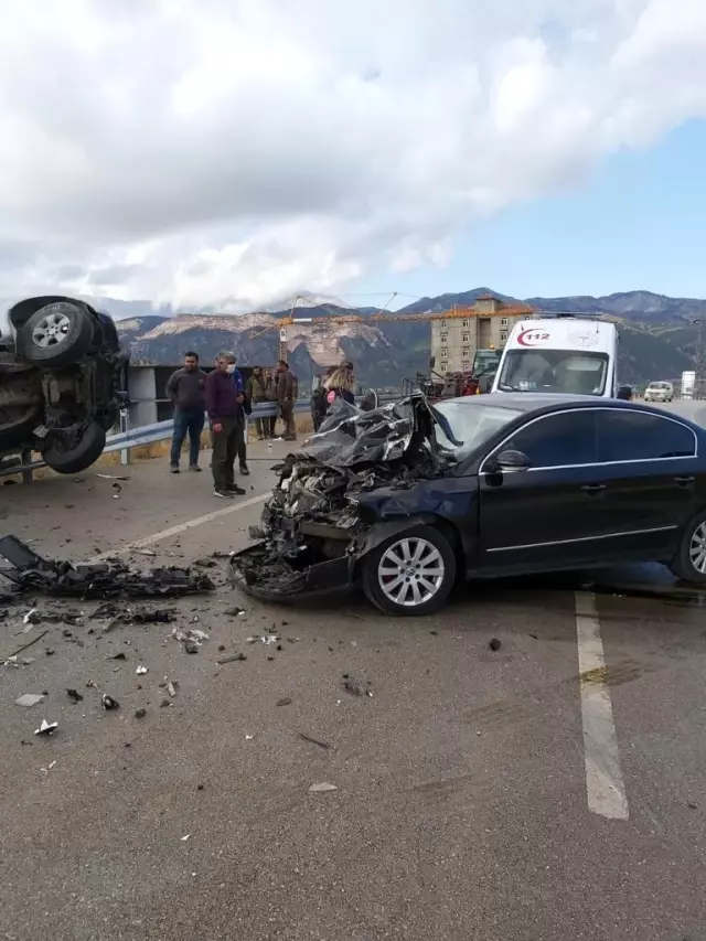 Karşı şeride geçen ticari araç, otomobile çarpıp bariyerlerde asılı kaldı: 3 yaralı