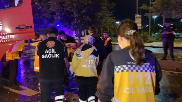 MALTEPE'DE REFÜJE ÇARPAN ARAÇ, TAKLALAR ATARAK KARŞI ŞERİDE GEÇTİ: 4 YARALI