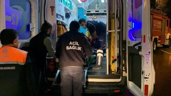 MALTEPE'DE REFÜJE ÇARPAN ARAÇ, TAKLALAR ATARAK KARŞI ŞERİDE GEÇTİ: 4 YARALI