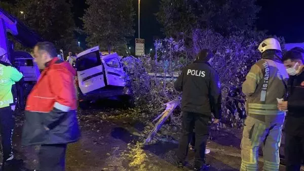 MALTEPE'DE REFÜJE ÇARPAN ARAÇ, TAKLALAR ATARAK KARŞI ŞERİDE GEÇTİ: 4 YARALI