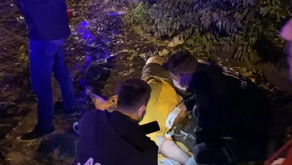 MALTEPE'DE REFÜJE ÇARPAN ARAÇ, TAKLALAR ATARAK KARŞI ŞERİDE GEÇTİ: 4 YARALI