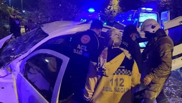 MALTEPE'DE REFÜJE ÇARPAN ARAÇ, TAKLALAR ATARAK KARŞI ŞERİDE GEÇTİ: 4 YARALI