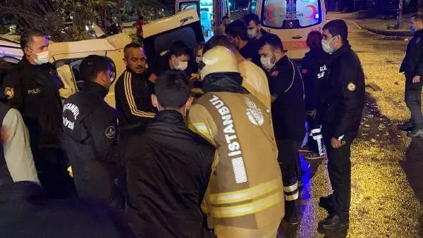 MALTEPE'DE REFÜJE ÇARPAN ARAÇ, TAKLALAR ATARAK KARŞI ŞERİDE GEÇTİ: 4 YARALI