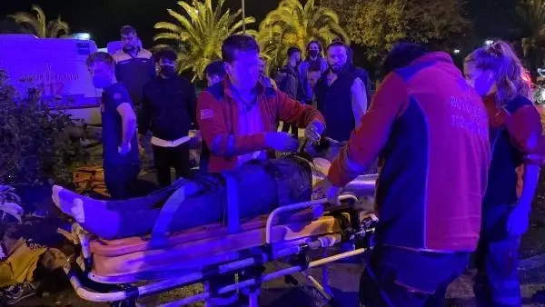 MALTEPE'DE REFÜJE ÇARPAN ARAÇ, TAKLALAR ATARAK KARŞI ŞERİDE GEÇTİ: 4 YARALI