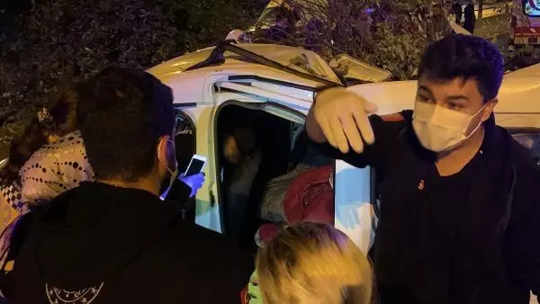 MALTEPE'DE REFÜJE ÇARPAN ARAÇ, TAKLALAR ATARAK KARŞI ŞERİDE GEÇTİ: 4 YARALI