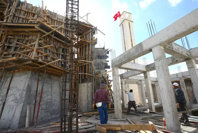 Cami inşaatındaki göçükte bir işçi yaralandı