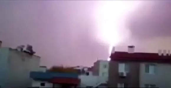 Çatının uçma anı böyle görüntülendi
