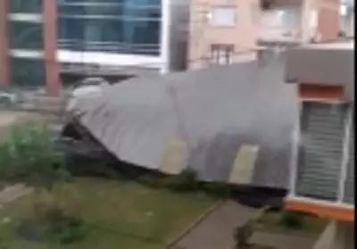 Çatının uçma anı böyle görüntülendi