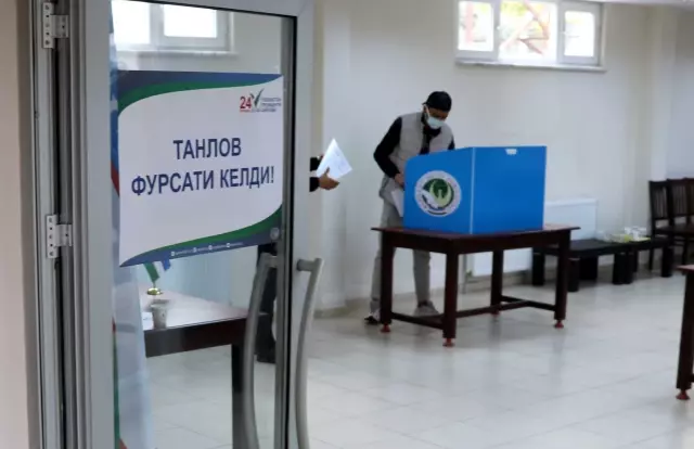 Özbekistan'daki cumhurbaşkanlığı seçimleri için oy kullanılıyor